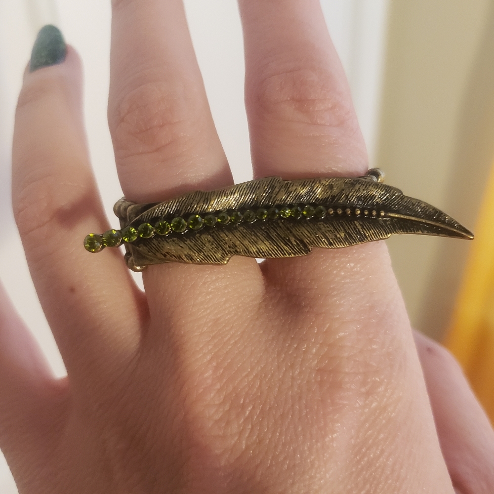 Double ring, metal feather, green rhinestones